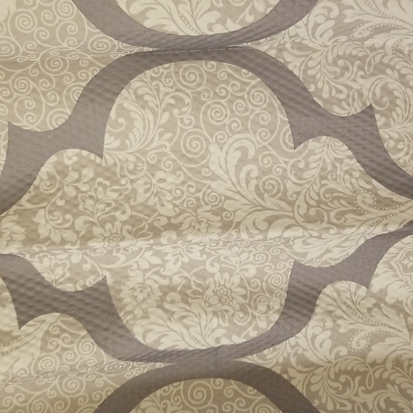 NWOT shower curtain. Grey & White - Picture 4 of 6